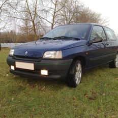 Renault clio (totalskadet)