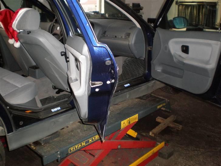 BMW 318 - poleret krom med BMW logo med lys billede 5