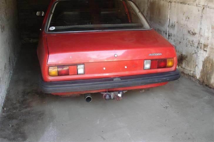 Opel Ascona b 2,0 E Solgt - Pladerne kom af og den kommer til at stå tørt og godt der et par år, men den bliver starte nogle gange og jeg kører mig en lille tur billede 11