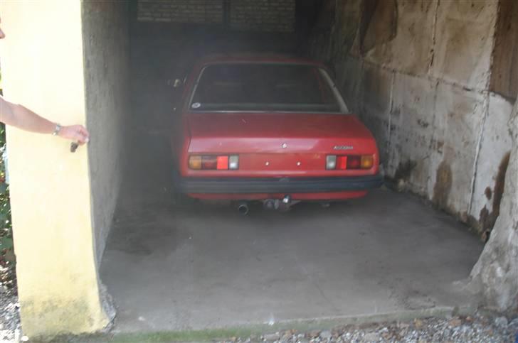 Opel Ascona b 2,0 E Solgt - Pladerne kom af og den kommer til at stå tørt og godt der et par år, men den bliver starte nogle gange og jeg kører mig en lille tur billede 12