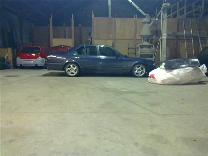 BMW E32 735i ''SOLGT'' - Som den står nu, damn den er beskidt, sorry og så mangler plastikket ved panelerne pga. der skal laves lidt rust ved de 2 forreste løftepunkter. billede 1