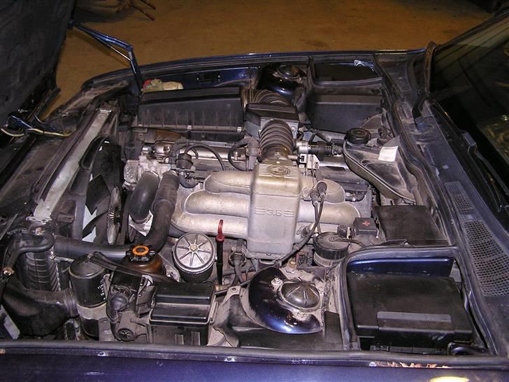 BMW E32 735i ''SOLGT'' - Motor rummet inden motorvask billede 14