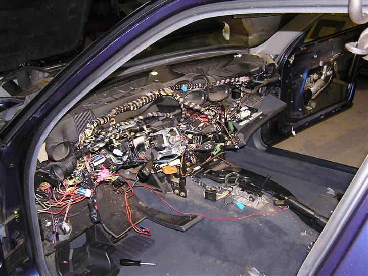 BMW E32 735i ''SOLGT'' - Så røg det blå instrumentbord ud ;) billede 15