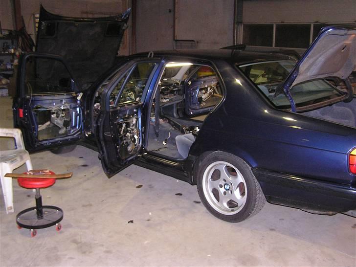 BMW E32 735i ''SOLGT'' - Så den gamle bimmer splittet ad indeni, hehe. billede 16
