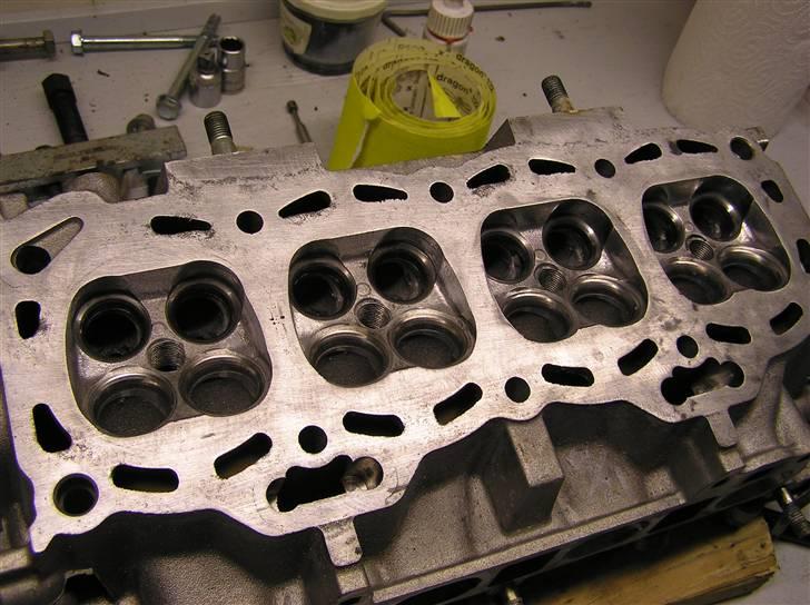 Toyota Starlet - Igang med at bearbejde topstykket. Forbrændingskammeret poleret op i siderne, kanalerne er bearbejdet over ventilerne og tilpasset manifoldene.  billede 5