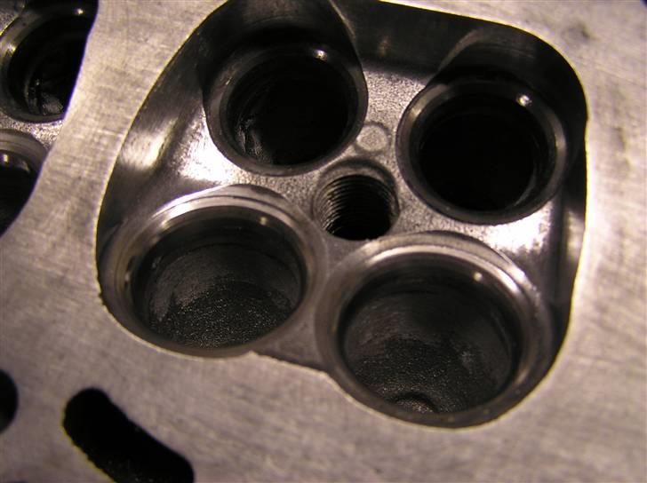 Toyota Starlet - Forbrændingskammeret færdig resultat. Læg mærke til "lommen" lige under ventilsædet. Her kunne man skære sig på kanten og hullet var for lille i forhold til selve sædet. Dette er nu ordnet og vil helt sikkert have en effekt. billede 7