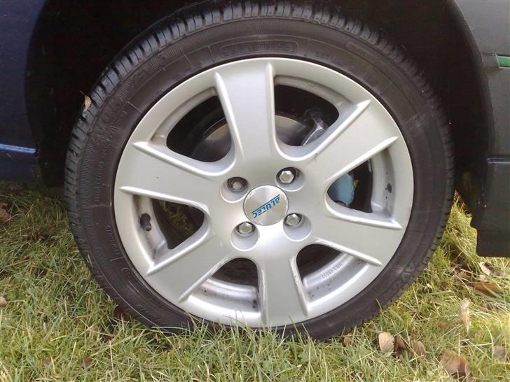 Renault clio (totalskadet) - fælgende er jeg ikke så stoldt af... det er det der er bag ved dem... billede 10