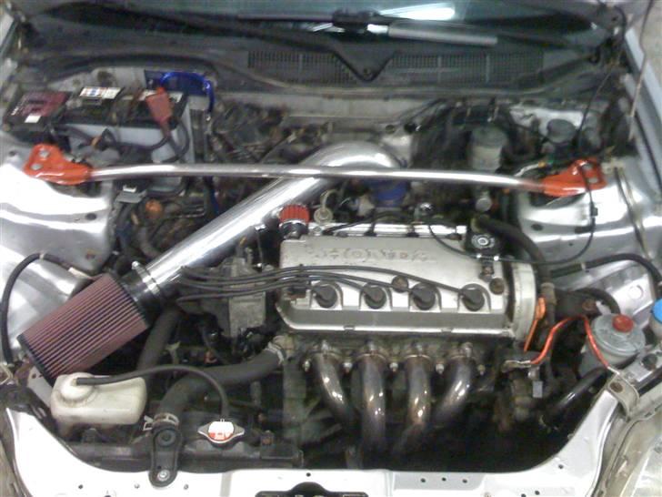 Honda civic 1.4 I S byttet - mit motorrum som det er nu taget 4 måndre efter jeg fik bilen... DET ER SÅDAN DEN KØRE NU OG SER UD MED DE 117.4HK :D billede 20