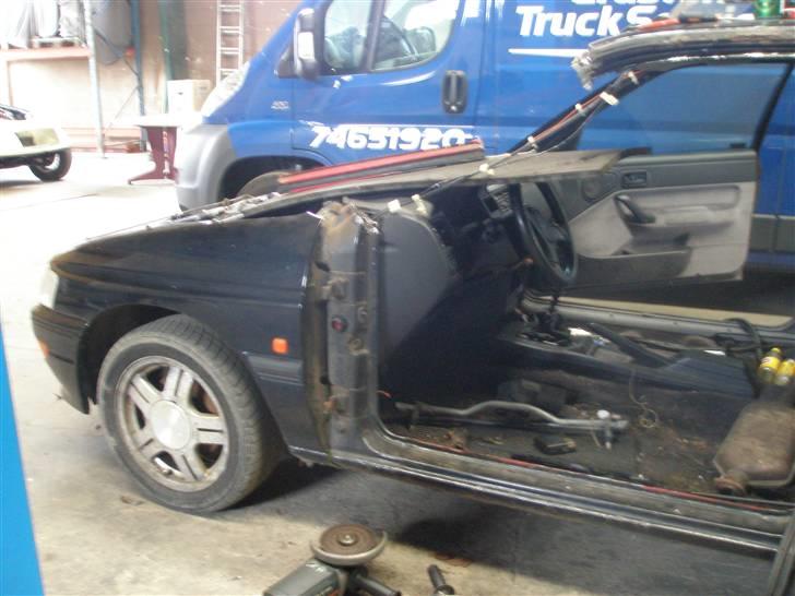 Ford Escort RS 2000 SOLGT - A-stolpen var tæret, af med stolpen. billede 2