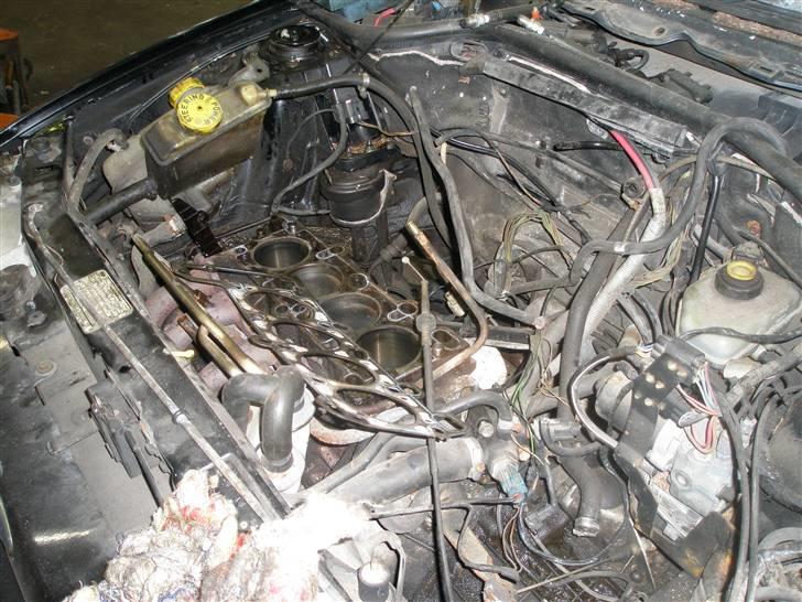 Ford Escort RS 2000 SOLGT - Top afmont, for at se hvorfor der ikke var kompression på ene cylinder billede 8