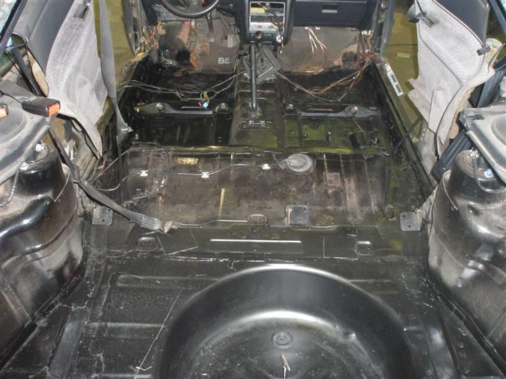 Ford Escort RS 2000 SOLGT - Bund indvendig, lakeret og færdig. mangler sealing. billede 16