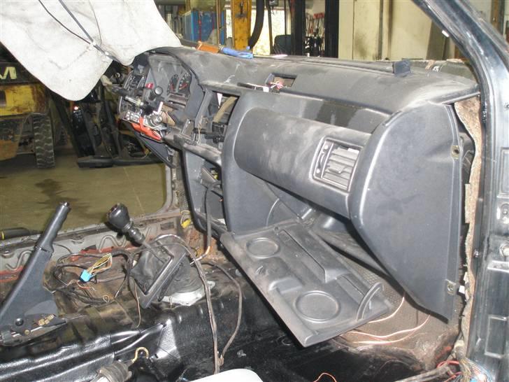 Ford Escort RS 2000 SOLGT - Rust under frontrude, instrumentbord skulle tages ud for ikke at brænde kabler og andet af under svejsning. billede 18