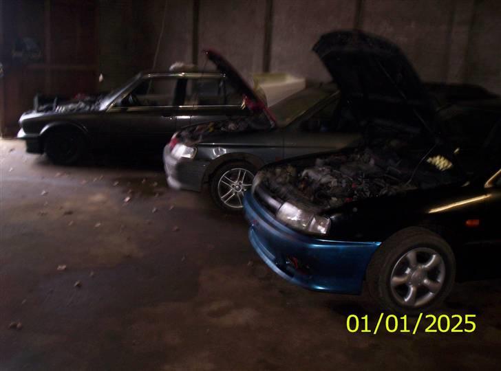 Nissan primera  solgt - her står den på mit midlertidig værksted sammen med bimmeren og escort´en billede 14