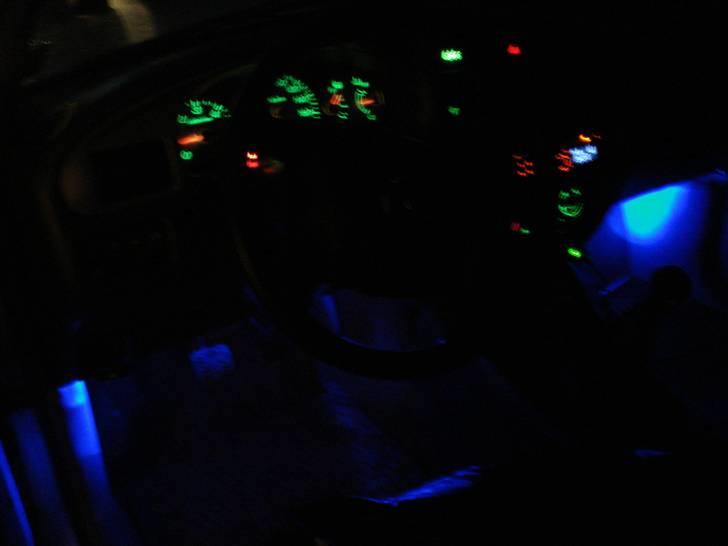 Mazda B 2500 - så er der kommet lidt blåt lys i bilen  billede 8