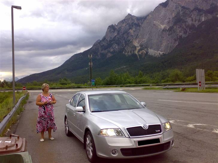 Skoda octavia RS 2,0 TDI - 13) På vej hjem fra italien, et eller andet sted i østrig tror jeg! 22timer hjem ialt, Såå Træt; JA  :-) billede 13