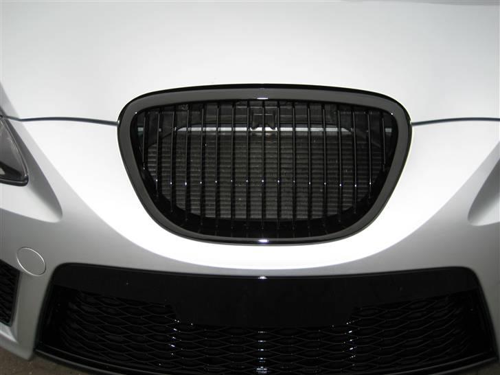 Seat Leon Cupra >SOLGT< - FK emblemfri grill malet blank sort billede 14