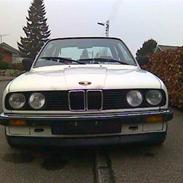 BMW E30 320i