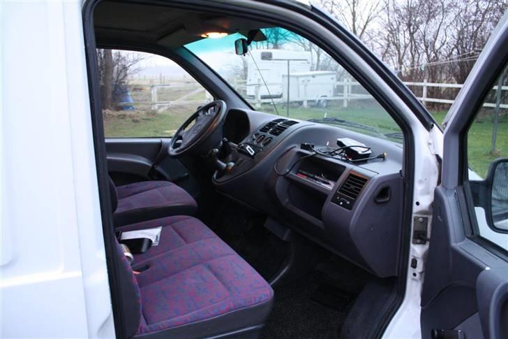 Mercedes Benz Vito 108 D - Kabinen. Ganske nydeligt (og rodet) billede 11