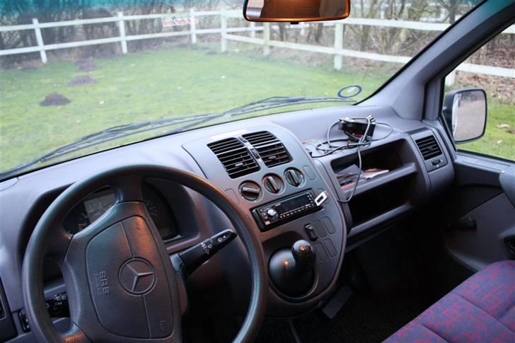 Mercedes Benz Vito 108 D - Lige et overblik over cockpittet. billede 13