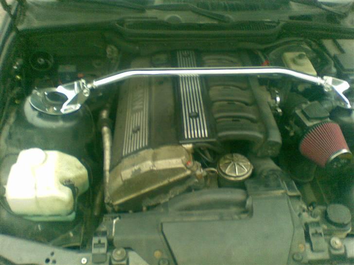 BMW 325i - Monteret tårnstiver og kn-filter billede 2