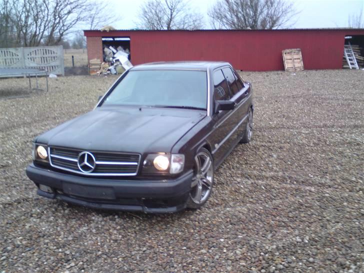 Mercedes Benz 190e 3,0 ////AMG Look. SOLGT - den nye front, hele kølerhjelmen er i glasfiber. billede 1