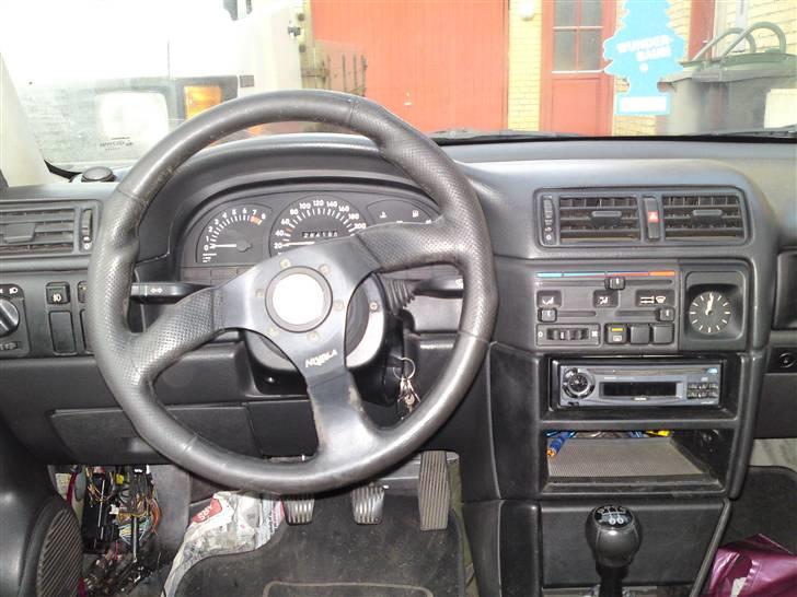 Opel Vectra 2000 ¤The beast¤ - Isotta nivola rt sportsrat pryder den gamle kabine. billede 8