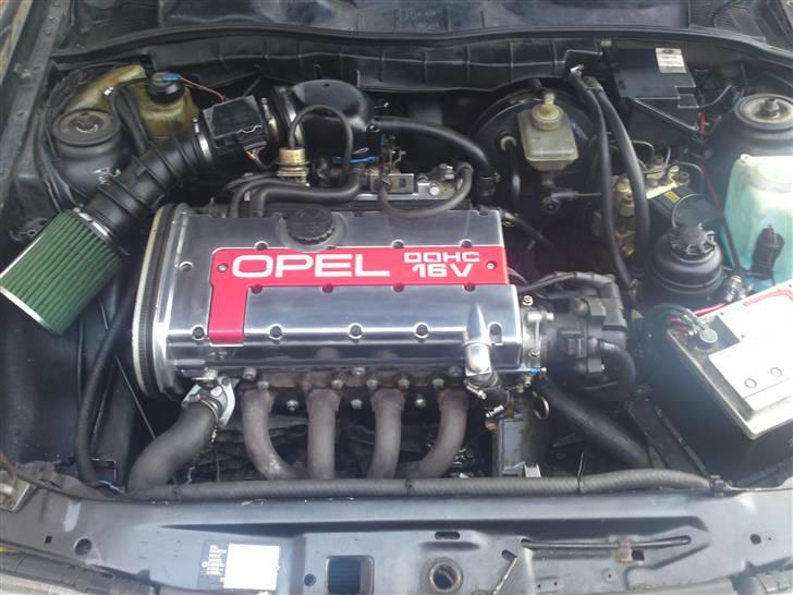 Opel Vectra 2000 ¤The beast¤ - Det er så her magien sker.. 150 proheste virker sgu meget godt. Og poleret dæksel, det er galla.. :-D billede 11