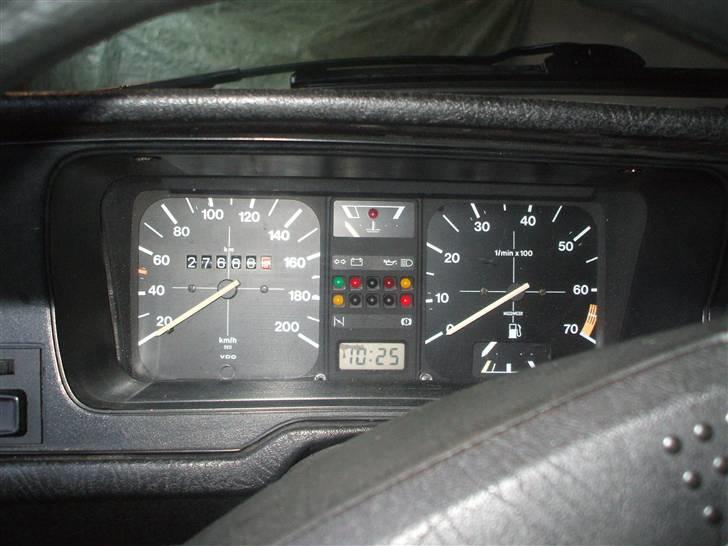 VW Polo (SOLGT) - Speedometeret er opgraderet med digital ur og omdrejningstæller. billede 3