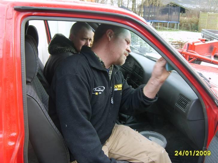 Toyota hilux x cab - mig og min gfar igang med rengøring billede 1