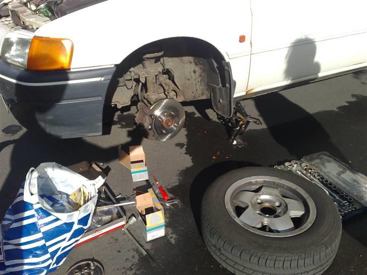 Ford Escort - Nye skiver og klodser monteres... billede 3