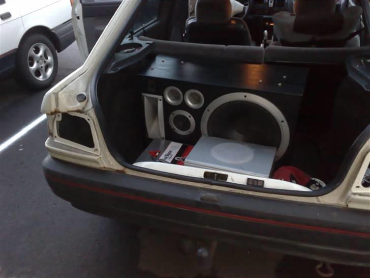 Ford Escort - Baglygter taget af for at blive malet... (det var før lexus lygterne kom) billede 4