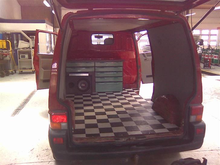 VW Transporter TDI solgt - Varerummet. billede 8