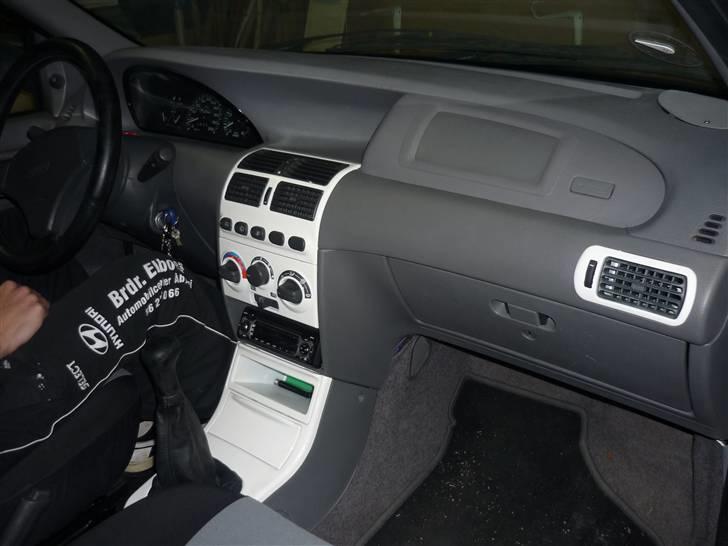 Fiat Punto 1,6 ELX *SOLGT* - Midterkonsol og luftdyser malet hvidt billede 12