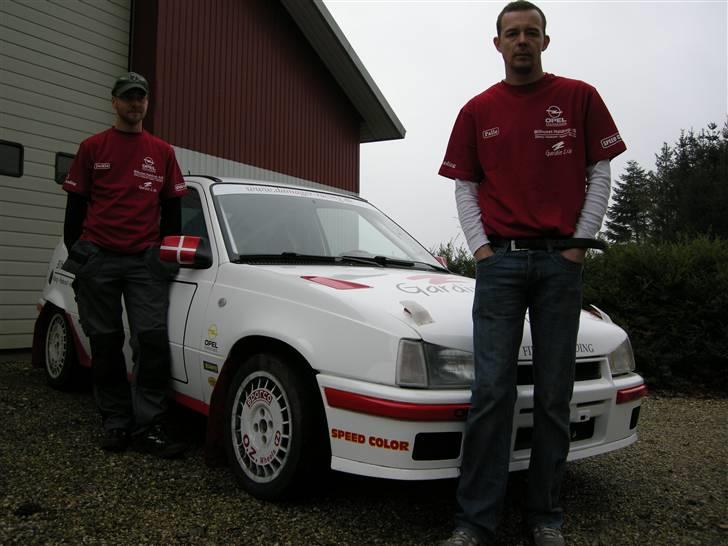 Opel kadett e gsi rally.  SOLGT. - De to tosset med deres legetøj. Palle foran og jeg Jackie ved siden af. billede 13