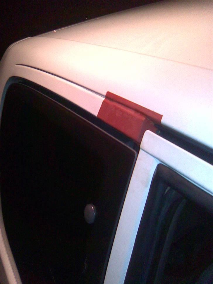 Peugeot 205 1.4 (Begravet) - rust ved passagerdøren også ved kanten af forruden billede 2