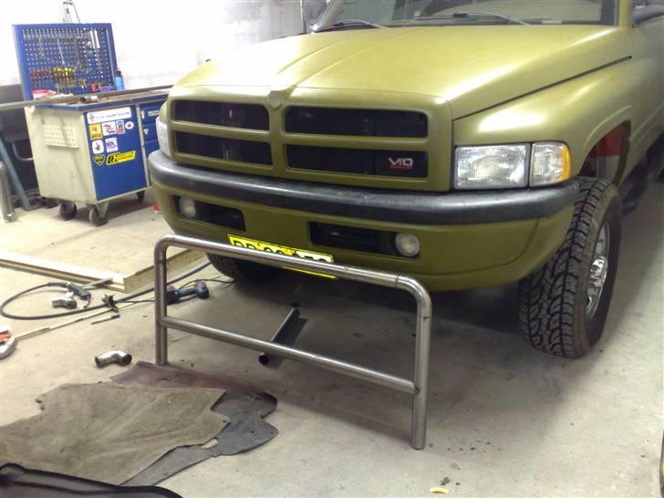 Dodge Ram 2500 V10 -solgt - begyndende bullbar billede 15