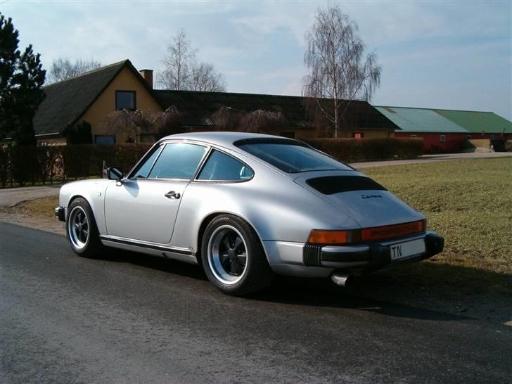 Porsche 911 Carrera 3,2 - "Fahren in seiner schönsten Form" lød sloganet. Ikke helt ved siden af =) billede 12