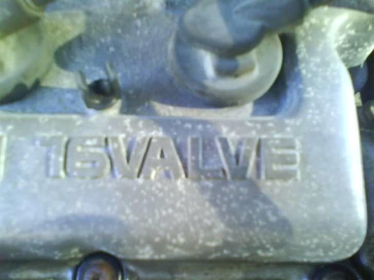 Nissan Primera #SOLGT# - Godt sted at kikke når man hader at slipe ventiler ;) billede 15