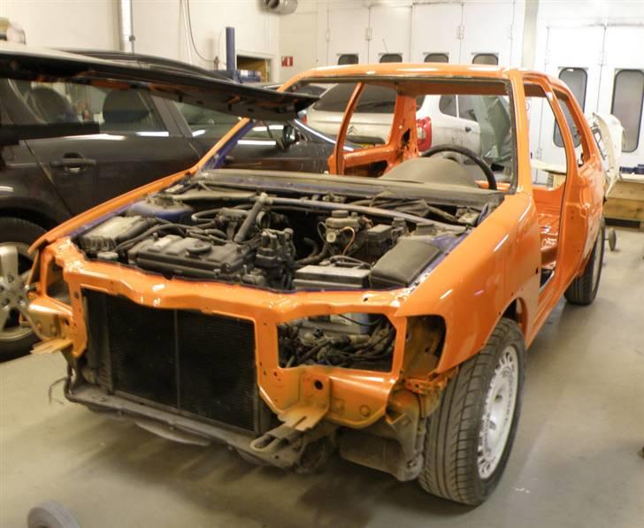 Peugeot 106 Rallye solgt - Så står bilen efter den har været til maler. Så skal den bare samles billede 17