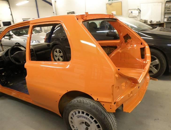 Peugeot 106 Rallye solgt - Så står bilen efter den har været til maler. Så skal den bare samles billede 18