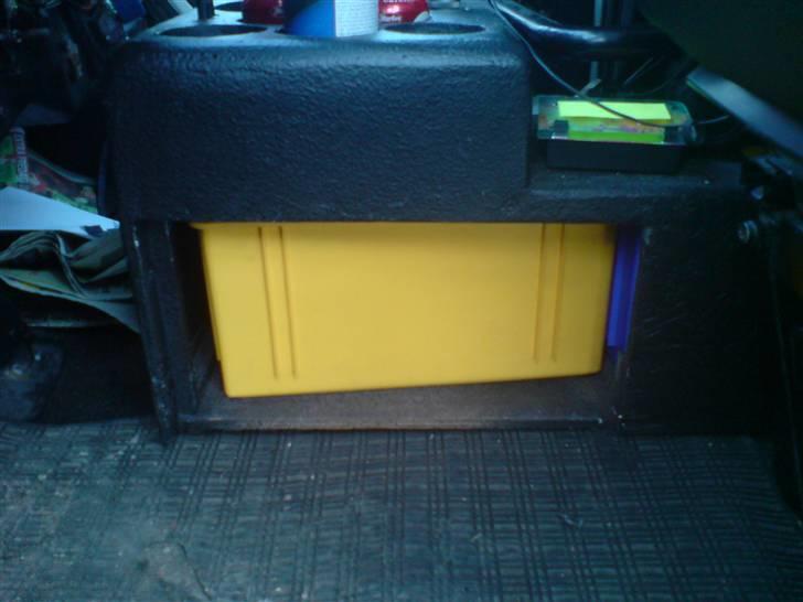 Peugeot Boxer - Ny midterboks mellem sæderne i kanbinen, med holder til flasker og plads til et par plast kasser billede 14