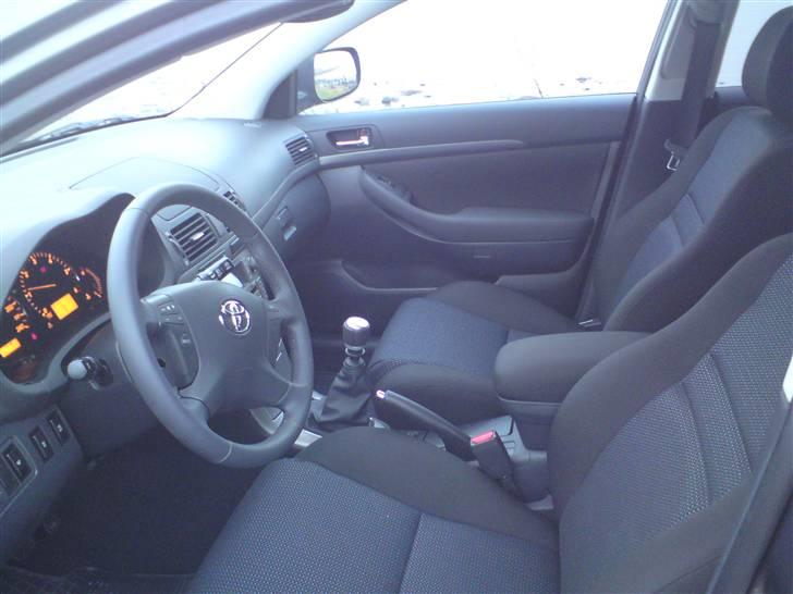 Toyota Avensis Sol plus Solgt!! - Den skønne kabine der mangler lige lidt cremfarvet læder. billede 6