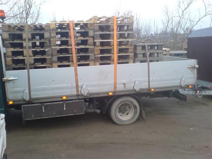 VW LT - Siden af bilen om dagen, læsset med paller billede 7