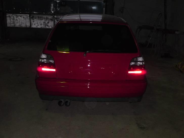 VW Golf III - Er blevet ganske godt tilfreds med den røv! Der er dog allerede kommet en REMUS på nu også mangler spoileren til bagklappen på billedet billede 6