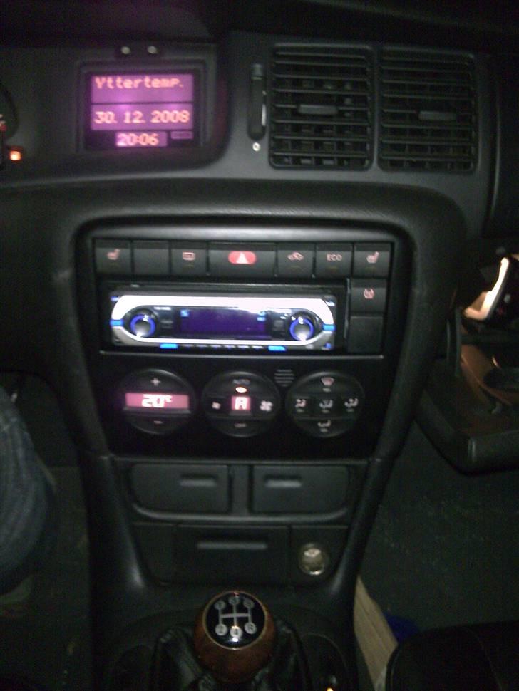 Opel Vectra B CDX (SOLGT) - Efter. Fik rammen sort og købt kopholdere. En del kønnere syntes jeg. mangler dog lige en ny gearknop. billede 9