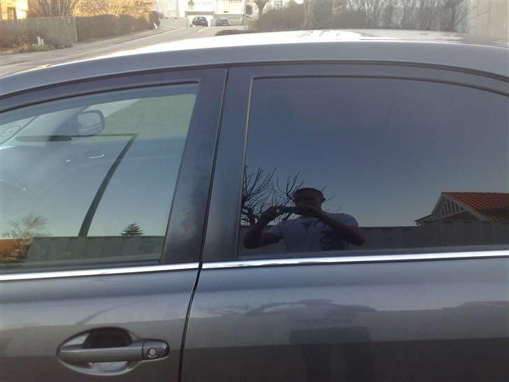 Toyota Avensis - forskellen mellem ikke tonet og tonet :)  billede 4