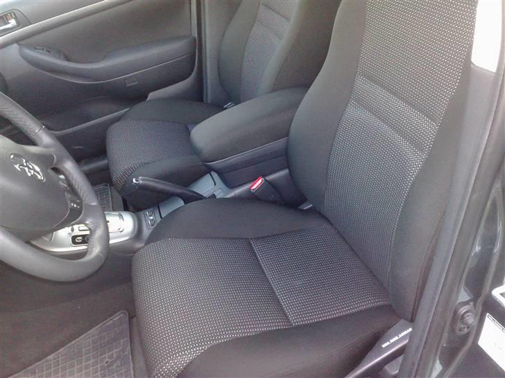Toyota Avensis - sæderne. Man sidder fint her, men det kunne være bedre. billede 8