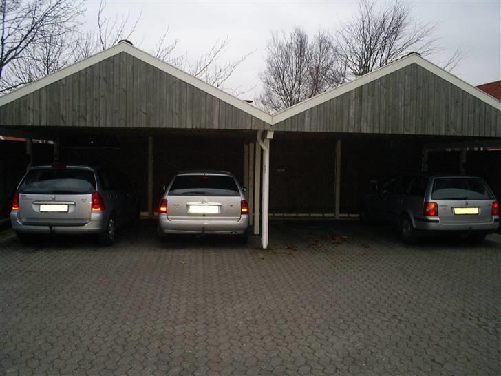 Ford  Mondeo 2.5 V6 - Her holder den så og putte sover med alle de andre sølv stationscars :D billede 9