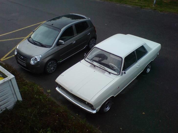 Kia Picanto Exclusive - Bilen sammen med min kæreste Kadett :-) billede 6