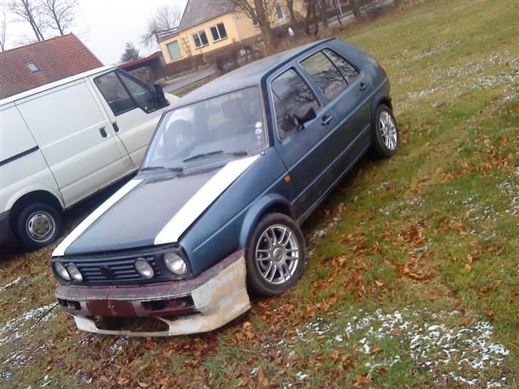 VW golf 2 1,8 "solgt"$9000 - prøvede at lave min egen golf 3 front om til golf to . men den skal nok komme til og se godt ud :D billede 3